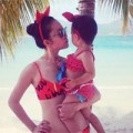 Làng sao - Mẹ con Linh Nga mặc đồ đôi đi tắm biển