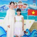 Làng sao - Con gái Chiều Xuân xinh tươi bên mẹ