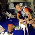 Làng sao - Thu Minh giản dị đi thăm cụ bà cưu mang chó, mèo