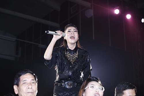 Thu Minh diện cả cây hàng hiệu 200 triệu lên sân khấu - 1