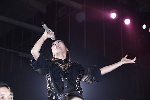 Thu Minh diện cả cây hàng hiệu 200 triệu lên sân khấu - 2