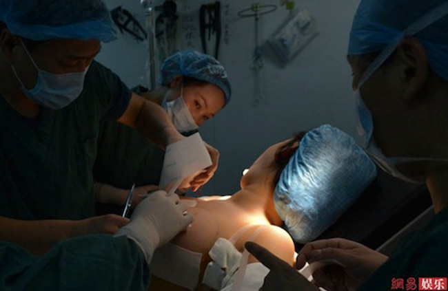Tại bệnh viện Triết Giang, nơi cô gái này phẫu thuật thẩm mỹ đã thực hiện hàng nghìn ca phẫu thuật tương tự. Và mỗi một người phụ nữ tới đây nâng ngực lại mang đến những câu chuyện cuộc đời khác nhau. 
