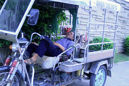 Người dân vạ vật giữa trưa hè nắng gắt - 10