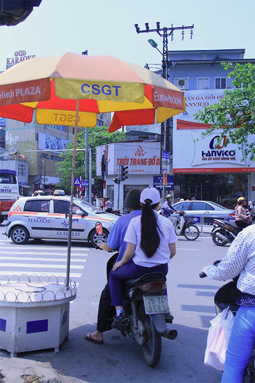 Người dân vạ vật giữa trưa hè nắng gắt - 2