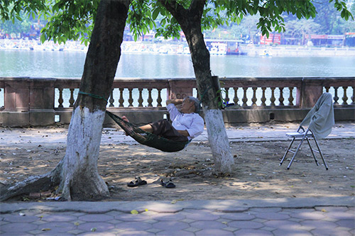 Người dân vạ vật giữa trưa hè nắng gắt - 9