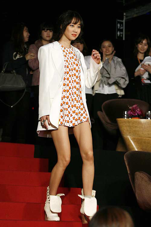 Mặc áo blazer mùa hè quot;chấtquot; như sao Hàn - 11