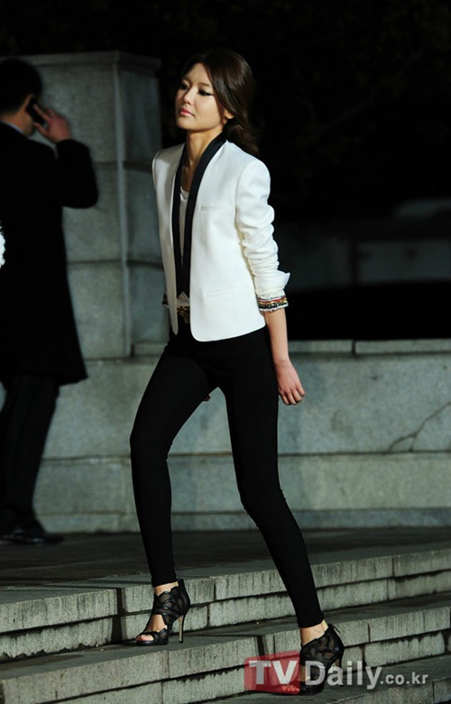 Mặc áo blazer mùa hè quot;chấtquot; như sao Hàn - 10