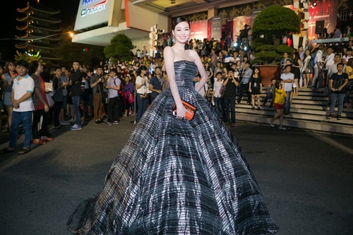 Thanh Hằng, Khánh My mặc váy quot;chặt chémquot; trên thảm đỏ - 5