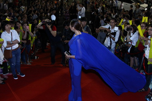 Thanh Hằng, Khánh My mặc váy quot;chặt chémquot; trên thảm đỏ - 3