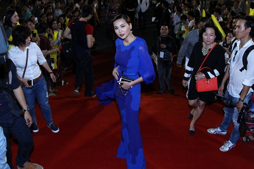 Thanh Hằng, Khánh My mặc váy quot;chặt chémquot; trên thảm đỏ - 4