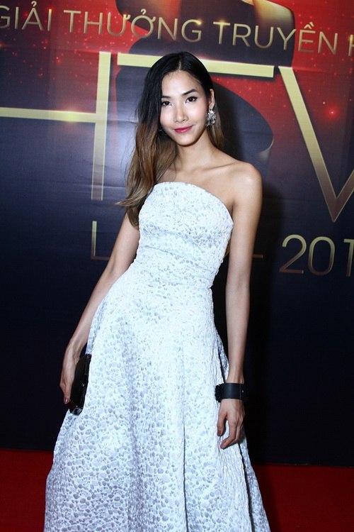 Thanh Hằng, Khánh My mặc váy quot;chặt chémquot; trên thảm đỏ - 13