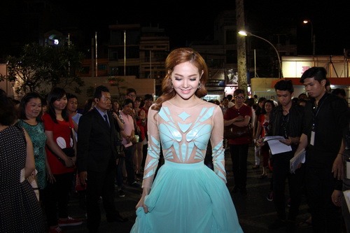 Thanh Hằng, Khánh My mặc váy quot;chặt chémquot; trên thảm đỏ - 10