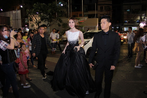 Thanh Hằng, Khánh My mặc váy quot;chặt chémquot; trên thảm đỏ - 11