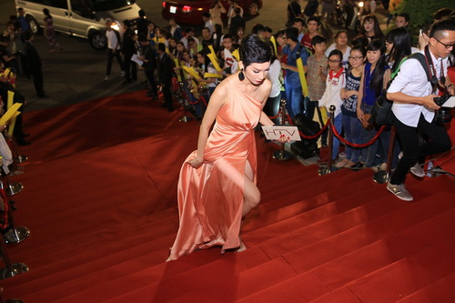 Thanh Hằng, Khánh My mặc váy quot;chặt chémquot; trên thảm đỏ - 12