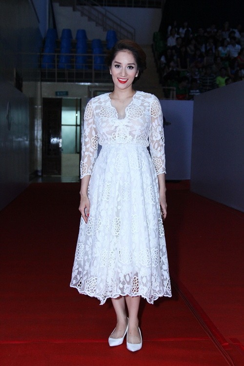 Khánh Thi tự tin khoe bụng bầu 6 tháng quot;vượt mặtquot; - 1