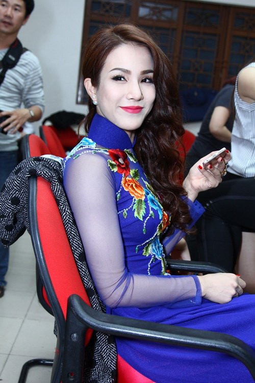 Khánh Thi tự tin khoe bụng bầu 6 tháng quot;vượt mặtquot; - 10