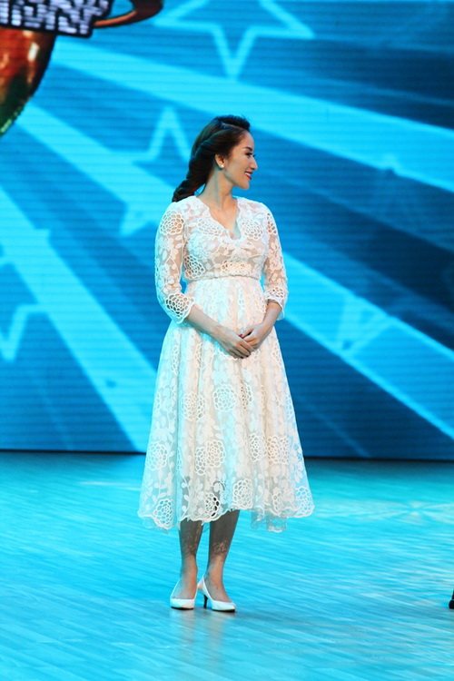 Khánh Thi tự tin khoe bụng bầu 6 tháng quot;vượt mặtquot; - 4