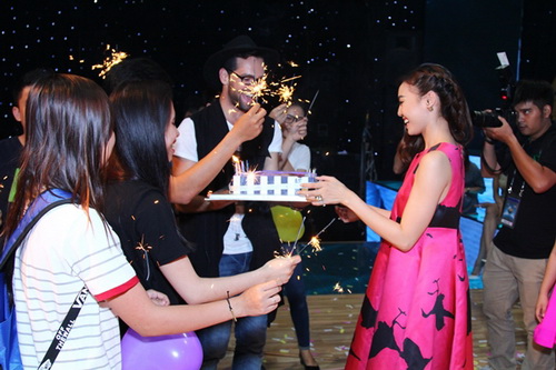 Khánh Thi tự tin khoe bụng bầu 6 tháng quot;vượt mặtquot; - 15