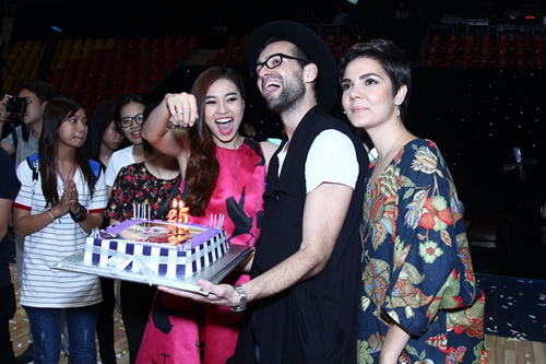 Khánh Thi tự tin khoe bụng bầu 6 tháng quot;vượt mặtquot; - 17