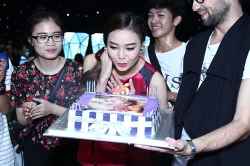 Khánh Thi tự tin khoe bụng bầu 6 tháng quot;vượt mặtquot; - 19