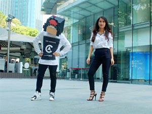 Bạn trai giấu mặt quậy tưng bừng giữa phố cùng Ngọc Thảo