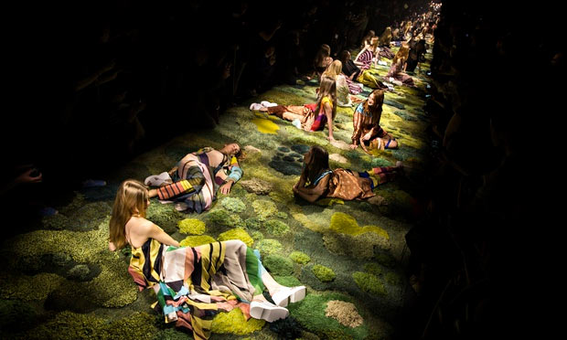 Những sàn catwalk siêu thực “đỉnh” nhất tại mùa mốt 2015 - 3