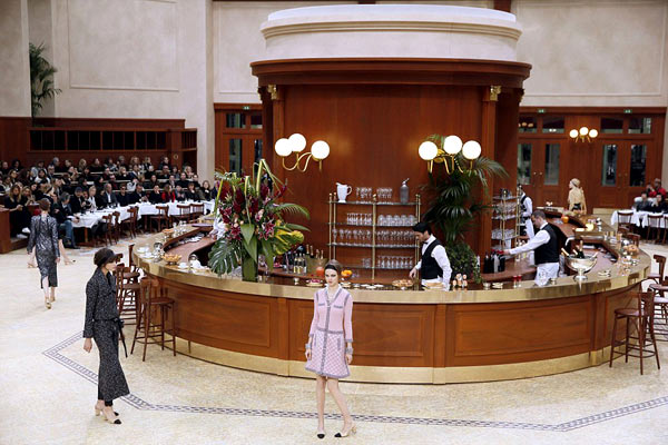 Những sàn catwalk siêu thực “đỉnh” nhất tại mùa mốt 2015 - 4