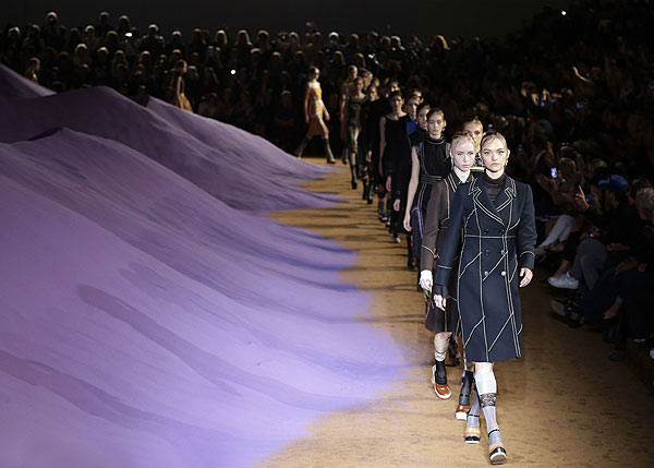 Những sàn catwalk siêu thực “đỉnh” nhất tại mùa mốt 2015 - 7