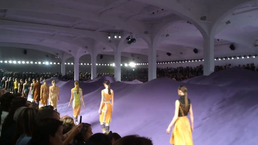 Những sàn catwalk siêu thực “đỉnh” nhất tại mùa mốt 2015 - 8