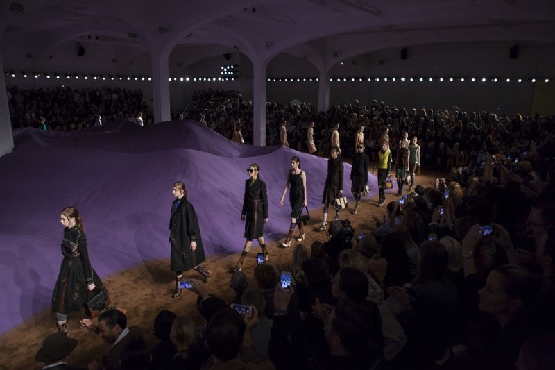 Những sàn catwalk siêu thực “đỉnh” nhất tại mùa mốt 2015 - 9