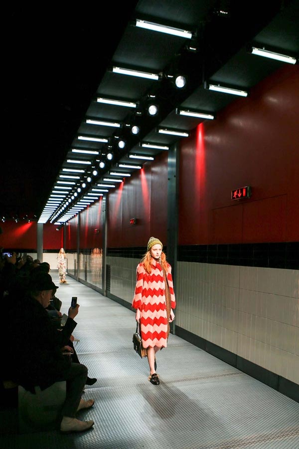 Những sàn catwalk siêu thực “đỉnh” nhất tại mùa mốt 2015 - 15