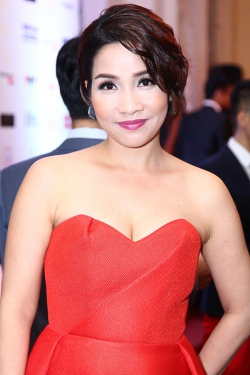 Diva Mỹ Linh U40 buông lơi vai trần gợi cảm - 2
