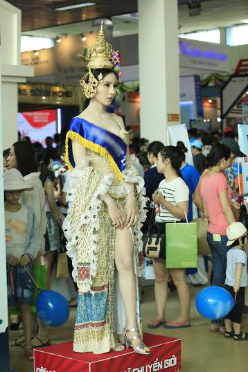 Người mẫu khoe da thịt tại triển lãm, chị em Việt nóng mắt - 3