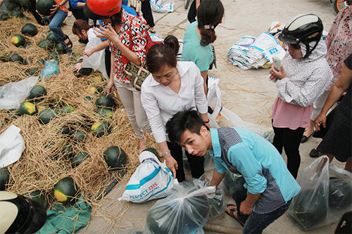 Hà Nội: Chỉ 10 phút, dưa hấu Quảng Nam đã #039;cháy hàng#039; - 2