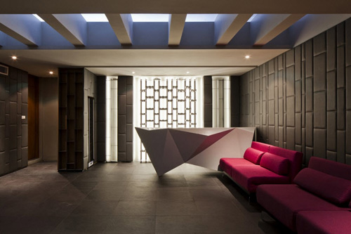 TP.HCM: Choáng với nhà ba tầng xây bể bơi trên nóc - 11