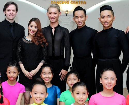 Khánh Thi thân thiết với Phan Hiển mặc quot;bãoquot; dư luận - 2