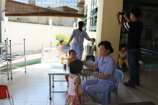 Đình chỉ chức vụ giám đốc trung tâm đánh trẻ bị HIV trong bữa ăn - 2