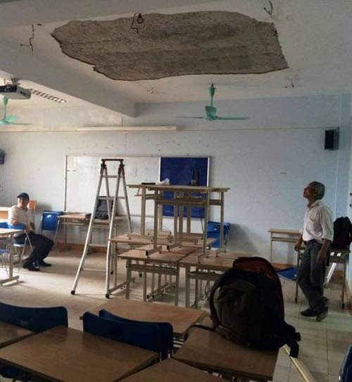 Vữa trần lớp học rơi trúng đầu, nữ sinh viên nhập viện khâu 10 mũi - 1