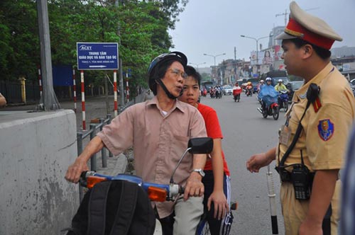 quot;Mẹ không mang mũ bảo hiểm, con về làm sao?quot; - 1