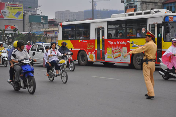 quot;Mẹ không mang mũ bảo hiểm, con về làm sao?quot; - 2