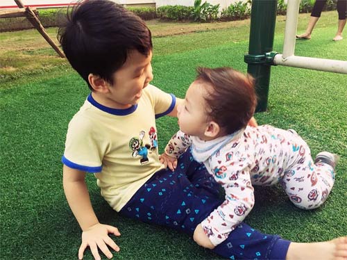 Đan Lê hạnh phúc khi 2 con thân thiết với nhau - 1