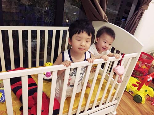 Đan Lê hạnh phúc khi 2 con thân thiết với nhau - 4