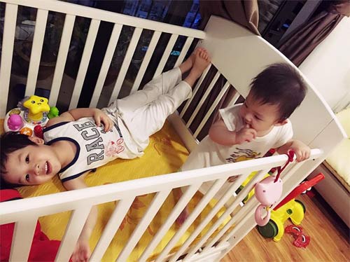 Đan Lê hạnh phúc khi 2 con thân thiết với nhau - 5