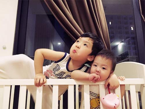 Đan Lê hạnh phúc khi 2 con thân thiết với nhau - 6