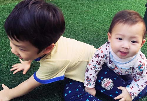 Đan Lê hạnh phúc khi 2 con thân thiết với nhau - 3