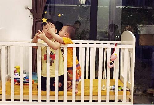 Đan Lê hạnh phúc khi 2 con thân thiết với nhau - 7