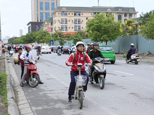 HN: Bố bỏ con giữa đường, quay đầu xe trốn CSGT - 2