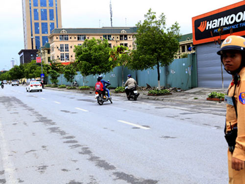 HN: Bố bỏ con giữa đường, quay đầu xe trốn CSGT - 4