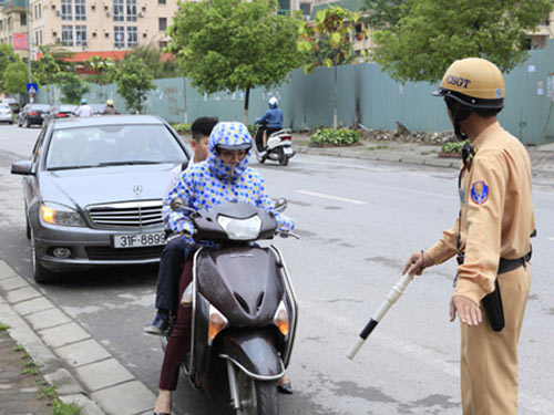 HN: Bố bỏ con giữa đường, quay đầu xe trốn CSGT - 5