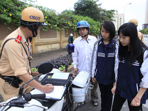 HN: Bố bỏ con giữa đường, quay đầu xe trốn CSGT - 6